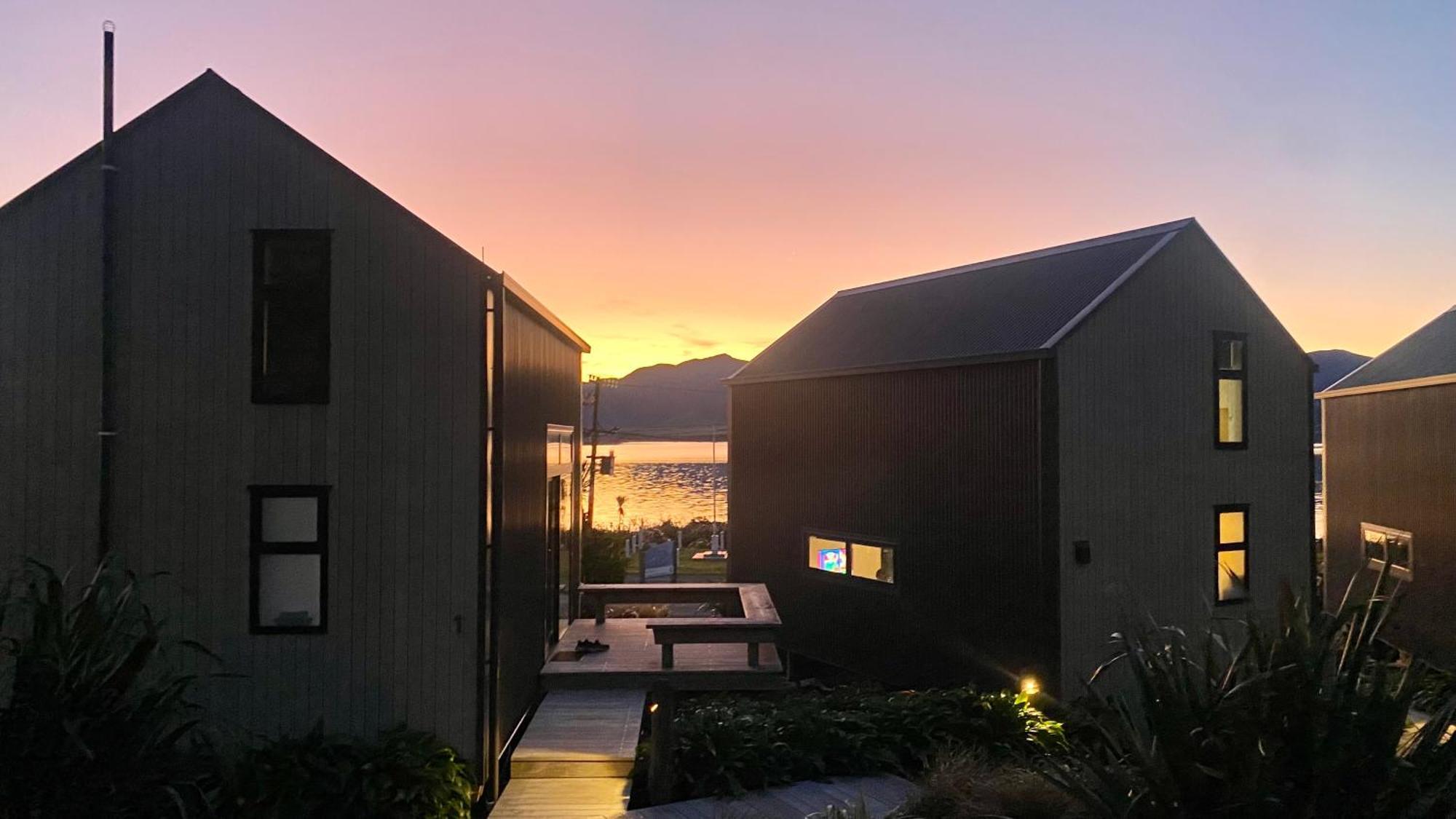 Lake Ferry Hotel Villas Pirinoa Eksteriør billede