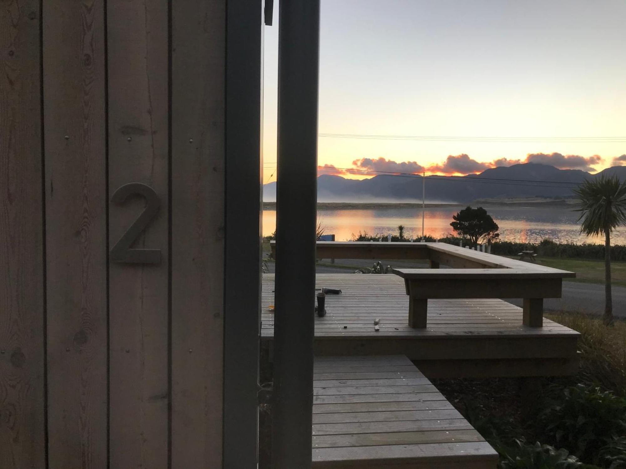 Lake Ferry Hotel Villas Pirinoa Eksteriør billede
