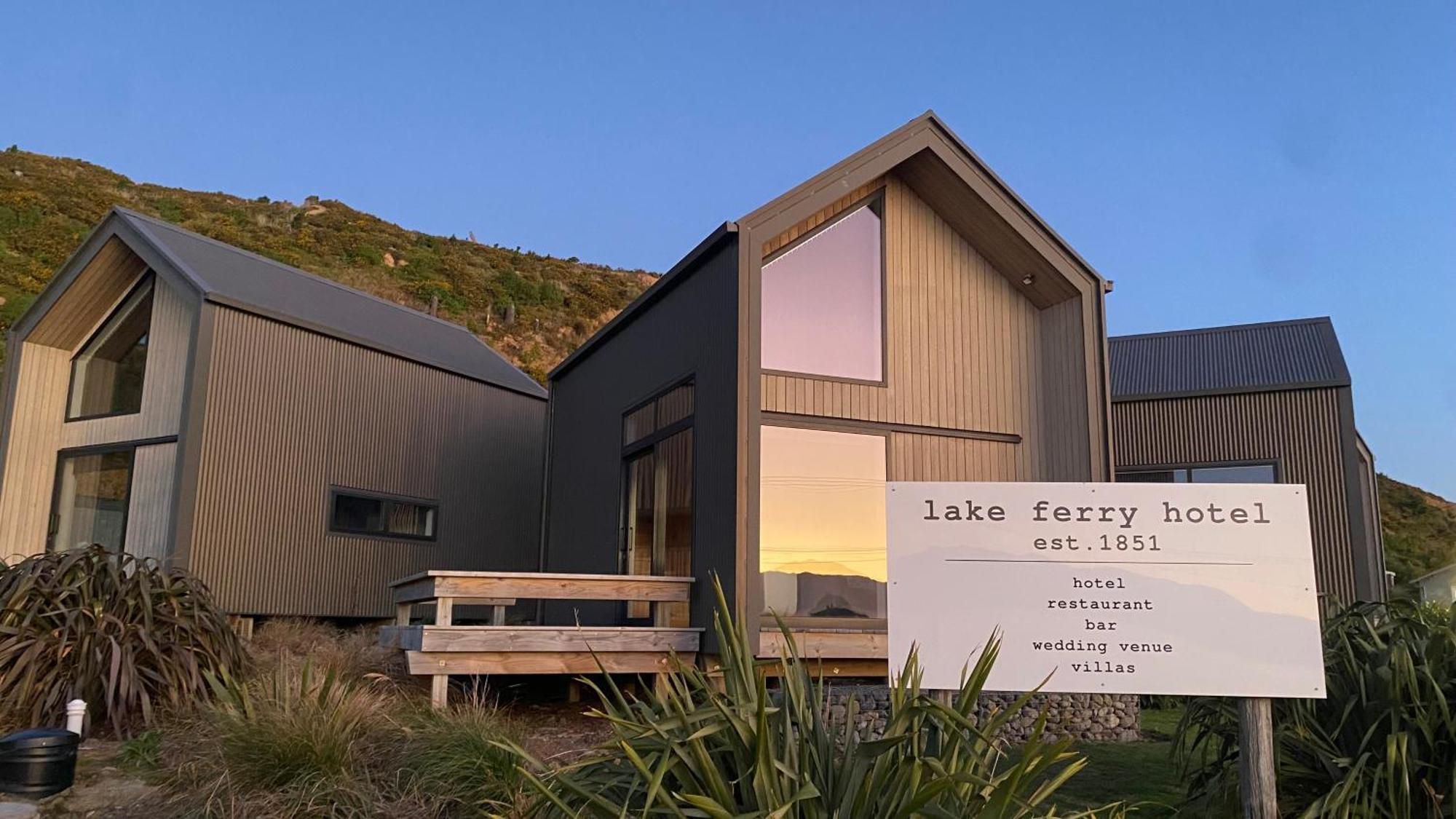 Lake Ferry Hotel Villas Pirinoa Eksteriør billede